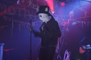Танцуй со мной: трек жанра готик рок