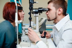 Кому лазерная коррекция зрения может помочь?