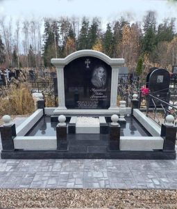 Что представляет собой мемориальный комплекс на могилу?