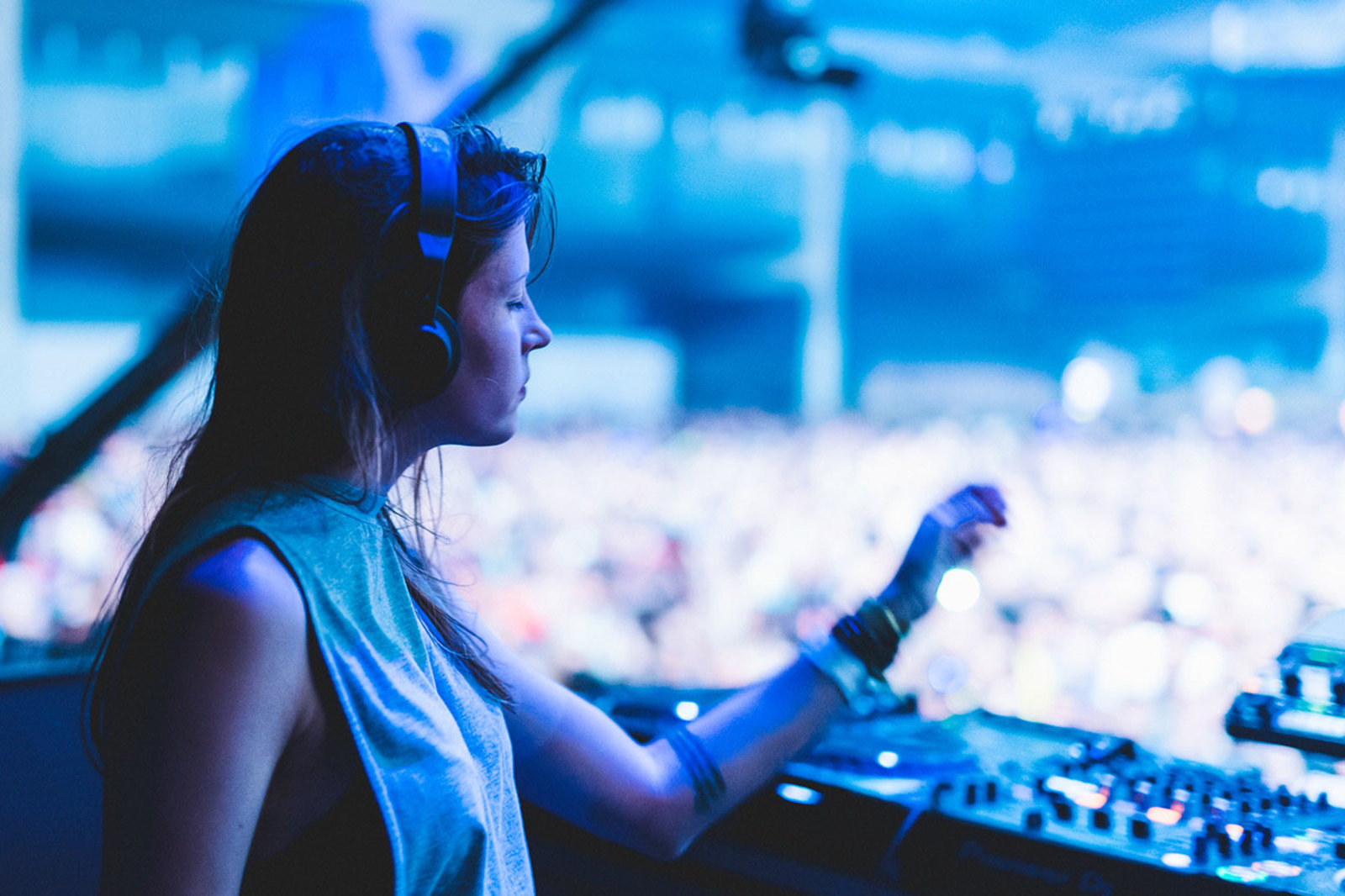 Погружаемся в мир транс-музыки: как скачать лучшие DJ миксы онлайн