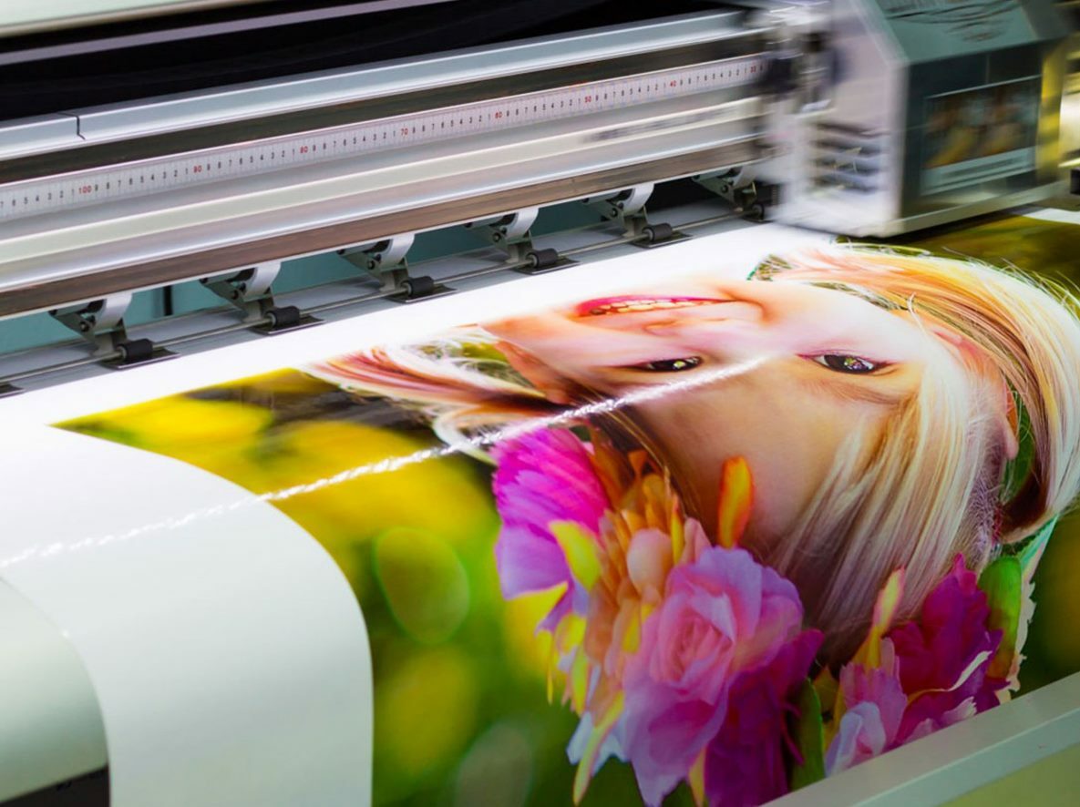 Когда фасад говорит: всё о широкоформатной печати на пленке онлайн