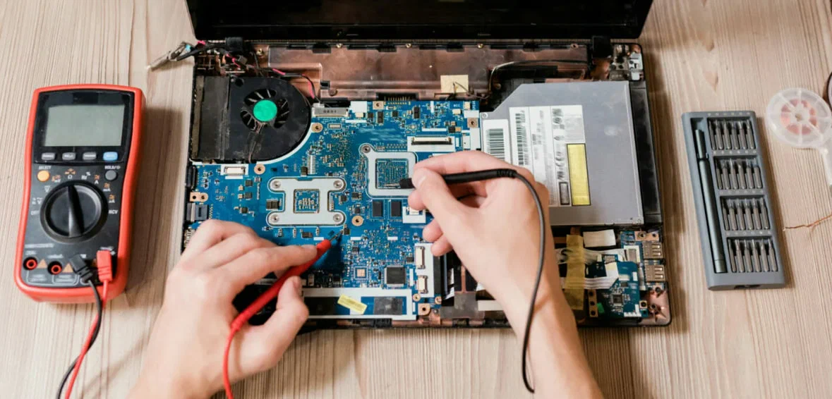 Ремонт ноутбуков в Санкт-Петербурге после залития: почему сушка “дома” почти всегда ухудшает ситуацию Ремонт ноутбуков в Санкт-Петербурге после залития: почему сушка “дома” почти всегда ухудшает ситуацию онлайн