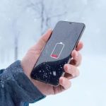 Почему телефон быстрее разряжается на холоде: физика и химия процесса